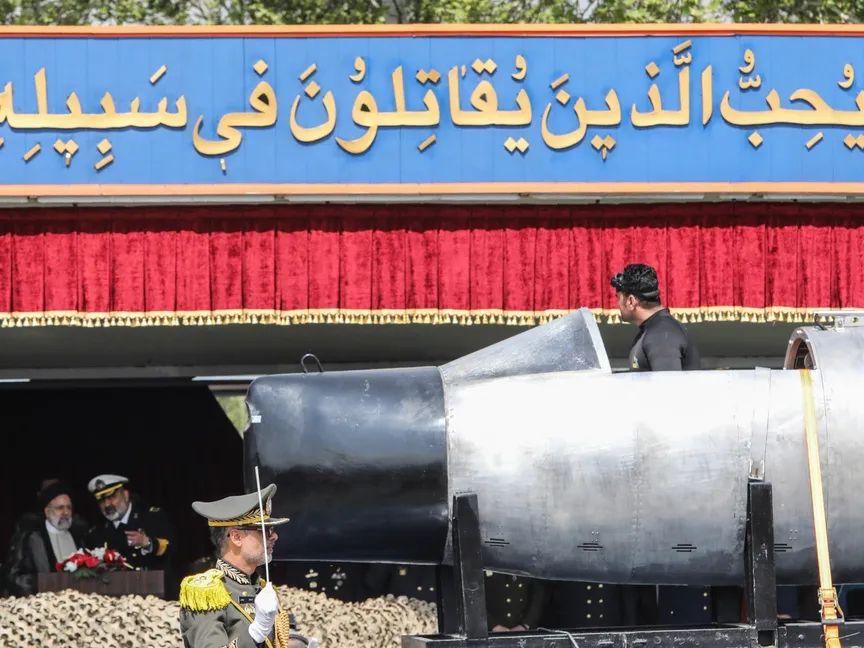 الرئيس الإيراني إبراهيم رئيسي خلال عرض عسكري بمناسبة يوم الجيش الإيراني، طهران. 17 أبريل 2024 - AFP - AFP