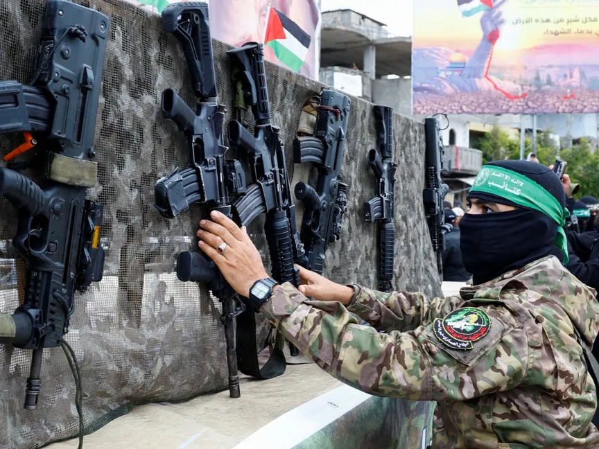 عنصر من 'كتائب القسام' الجناح العسكري لحركة 'حماس' في رفح بجنوب قطاع غزة. 22 فبراير 2025 - Reuters