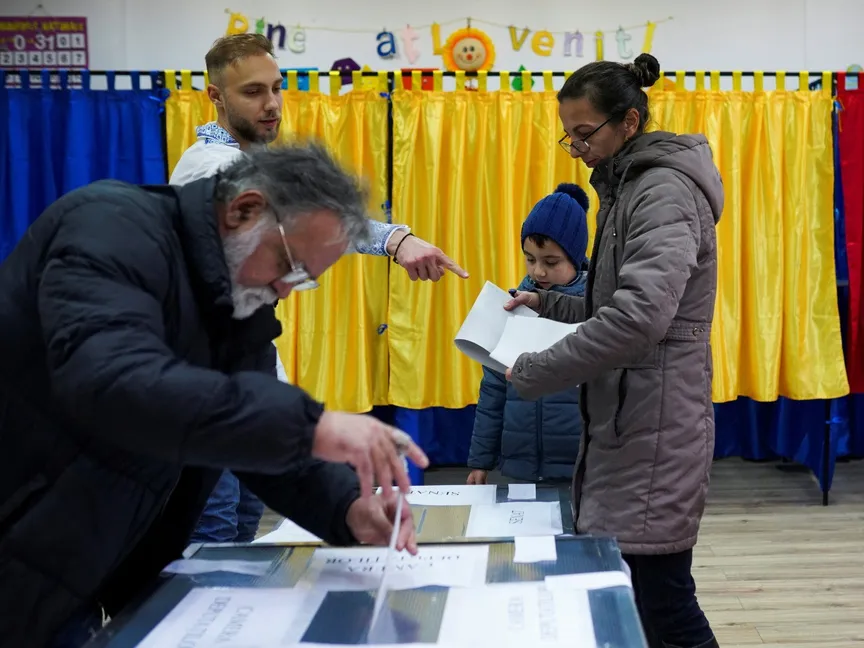 الناخبون الرومانيون يدلون بأصواتهم في الانتخابات البرلمانية في جويتا قرب العاصمة الرومانية بوخارست. 1 ديسمبر 2024 - Reuters