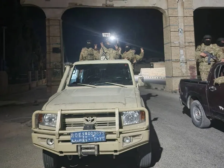 صورة متداولة لقوات سوريا الديمقراطية في دير حافر شرقي محافظة حلب. - "مواقع التواصل"