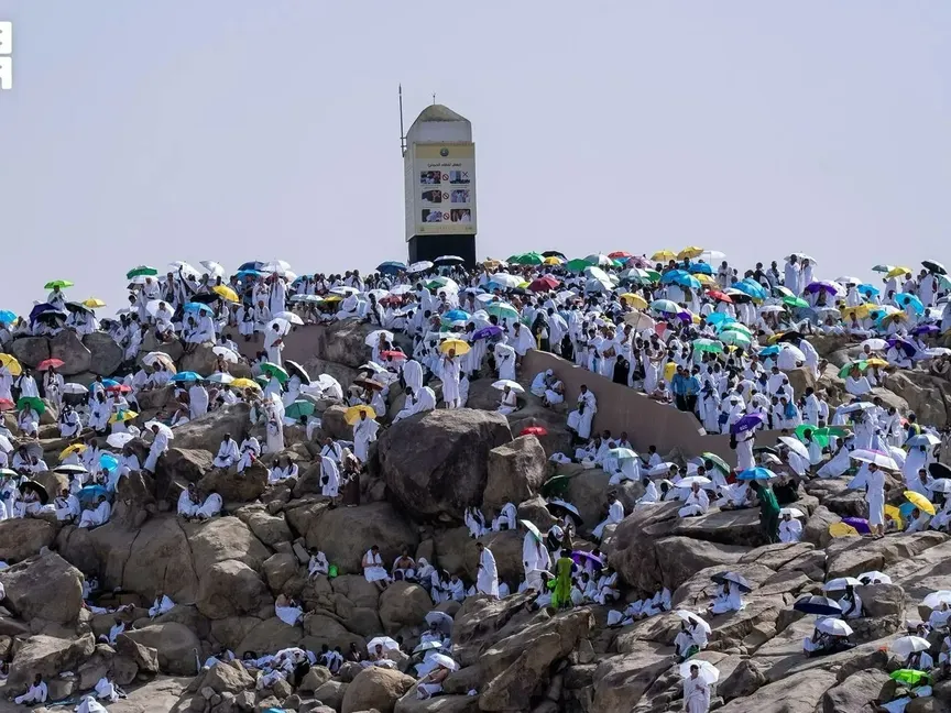 حجاج بيت الله الحرام يقفون بصعيد عرفات لأداء الركن الأعظم للحج في مكة المكرمة. 26 مايو 2026 - واس