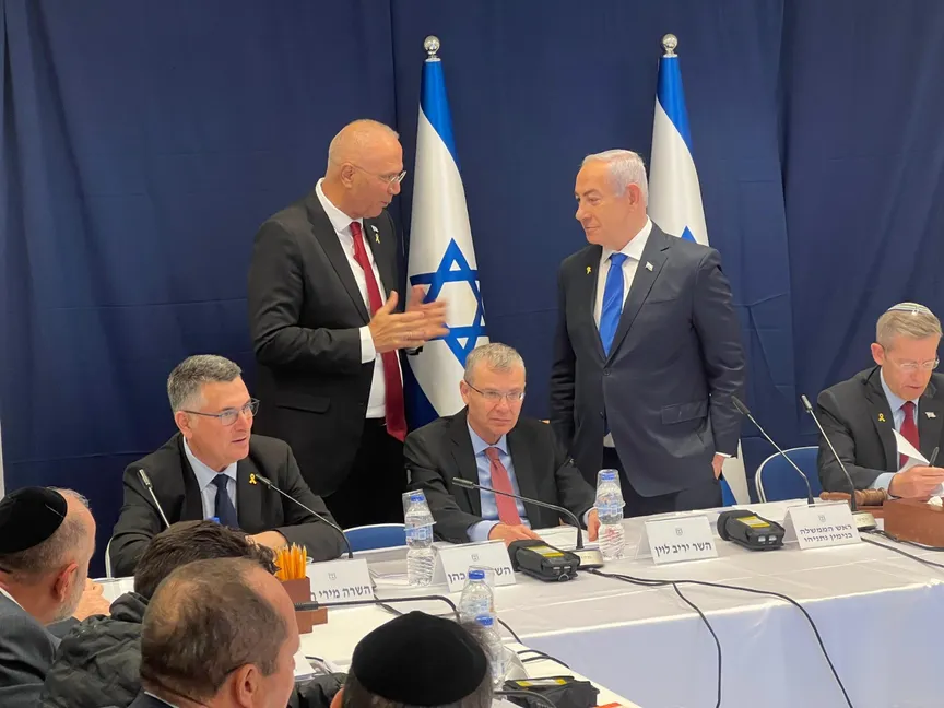 رئيس الوزراء الإسرائيلي بنيامين نتنياهو يستمع إلى يوسي شيلي بعد التصديق على تعيينه سفيراً لإسرائيل لدى الإمارات. 17 نوفمبر 2024 - X@IsraeliPM_heb