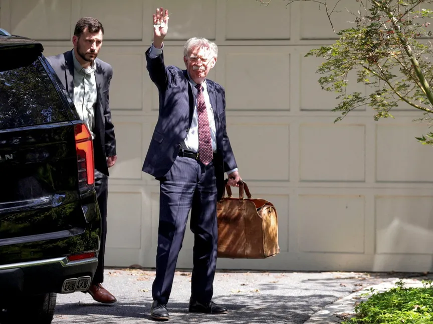 مستشار الأمن القومي الأميركي السابق جون بولتون يصل إلى منزله في ماريلاند بعد تفتيشه من قبل مكتب التحقيقات الفيدرالي. 22 أغسطس 2025 - Reuters