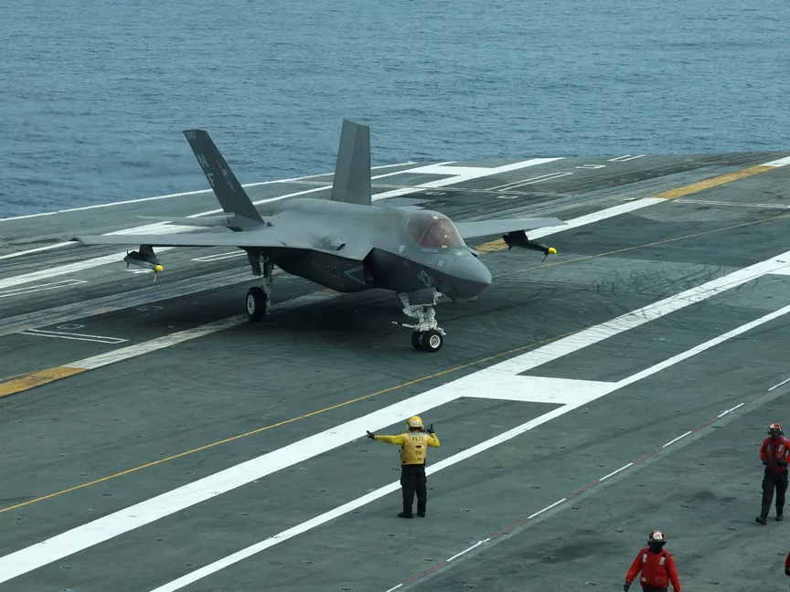 مقاتلة أميركية من طراز F-35 على متن حاملة طائرات خلال مناورات قرب سواحل اليابان. 14 نوفمبر 2024 - Reuters