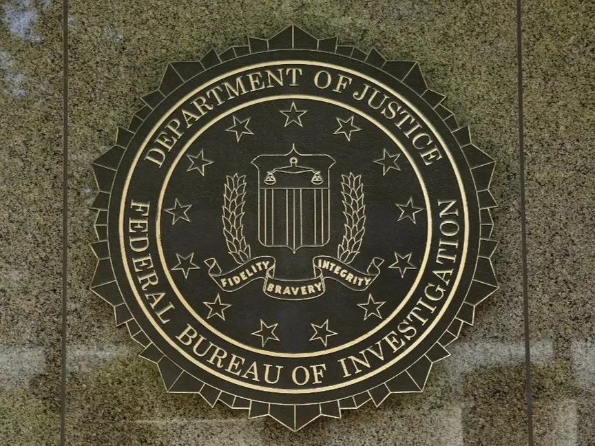 شعار مكتب التحقيقات الفيدرالي على جدار مقره الرئيسي في العاصمة الأميركية واشنطن - AFP