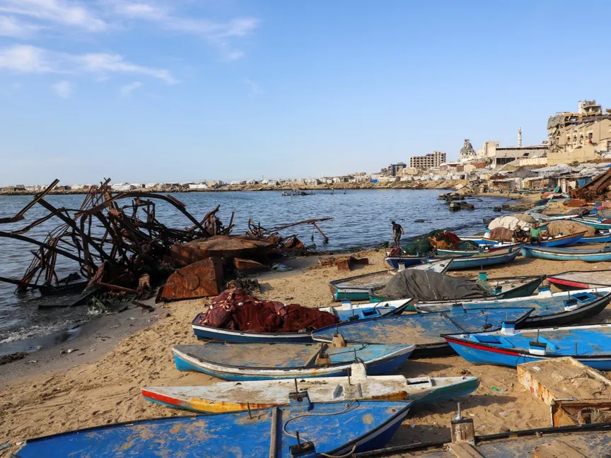 صيادو غزة يصلحون الزوارق بأخشاب الأبواب من تحت الأنقاض