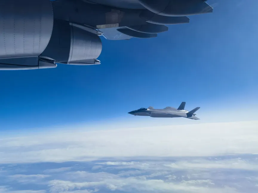 مقاتلة شبحية صينية من طراز J-20 ترافق طائرة شحن عسكري من طراز Y-20. شينيانج، الصين. 23 نوفمبر 2023 - AFP