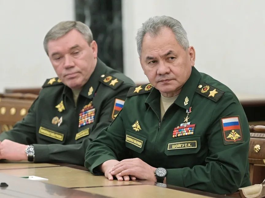وزير الدفاع الروسي سيرجي شويجو (يمين) ورئيس الأركان فاليري جيراسيموف خلال لقاء مع الرئيس الروسي فلاديمير بوتين في موسكو - 27 فبراير 2022 - REUTERS