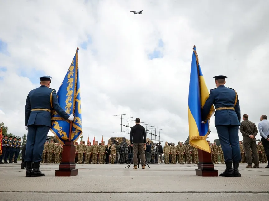 الرئيس الأوكراني فولوديمير زيلينسكي ينظر إلى طائرة مقاتلة من طراز F-16 أثناء إحياء يوم القوات الجوية الأوكرانية في مكان غير معلوم بأوكرانيا. 4 أغسطس 2024 - Reuters