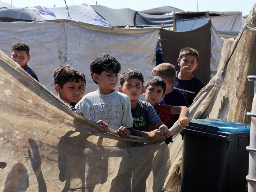 أطفال فلسطينيون يتفقدون موقع غارة إسرائيلية على خيام النازحين في خان يونس بجنوب قطاع غزة. 8 يوليو 2026 - Reuters