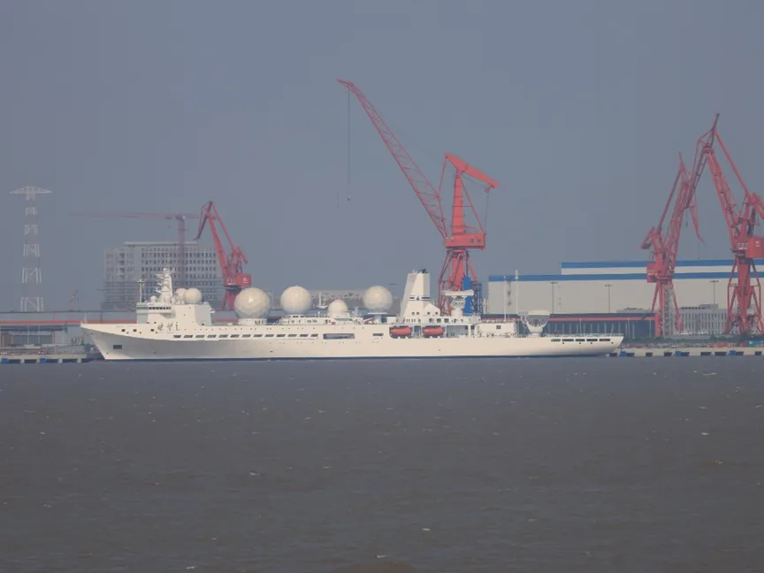 صورة متداولة عبر وسائل التواصل الاجتماعي لسفينة بحرية صينية من فئة Liaowang-1 الجديدة. - twitter.com/@Nickatgreat1220