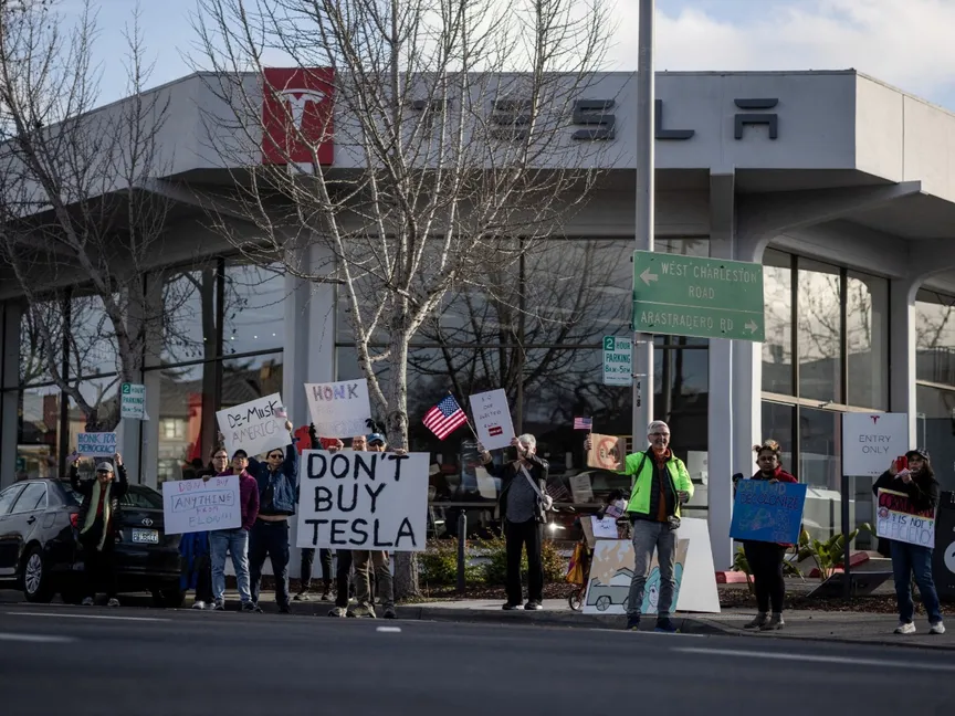 احتجاجات ضد إيلون ماسك أمام إحدى وكالات "تسلا" في بالو ألتو بولاية كاليفورنيا الأميركية. 5 مارس 2025 - Reuters