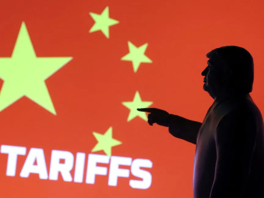 نموذج مصغر مطبوع ثلاثي الأبعاد للرئيس الأميركي دونالد ترمب والعلم الصيني وكلمة "رسوم جمركية". 17 أبريل 2025 - REUTERS