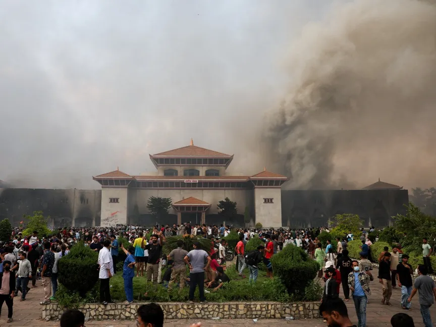 دخان يتصاعد من مقر البرلمان النيبالي بعد إضرام متظاهرين النار فيه وسط احتجاجات ضد الحكومة. كاتماندو، نيبال. 9 سبتمبر 2025 - Reuters