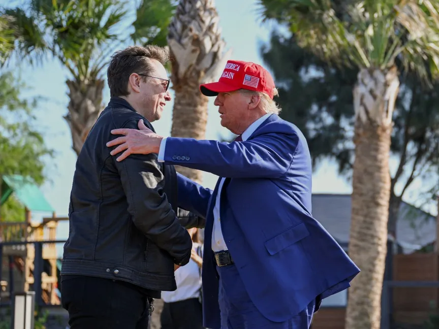 إيلون ماسك يستقبل الرئيس الأميركي المنتخب حينها دونالد ترمب عند وصوله لحضور عرض إطلاق صاروخ 'ستارشيب' في مدينة براونزفيل بولاية تكساس. 19 نوفمبر 2024 - REUTERS