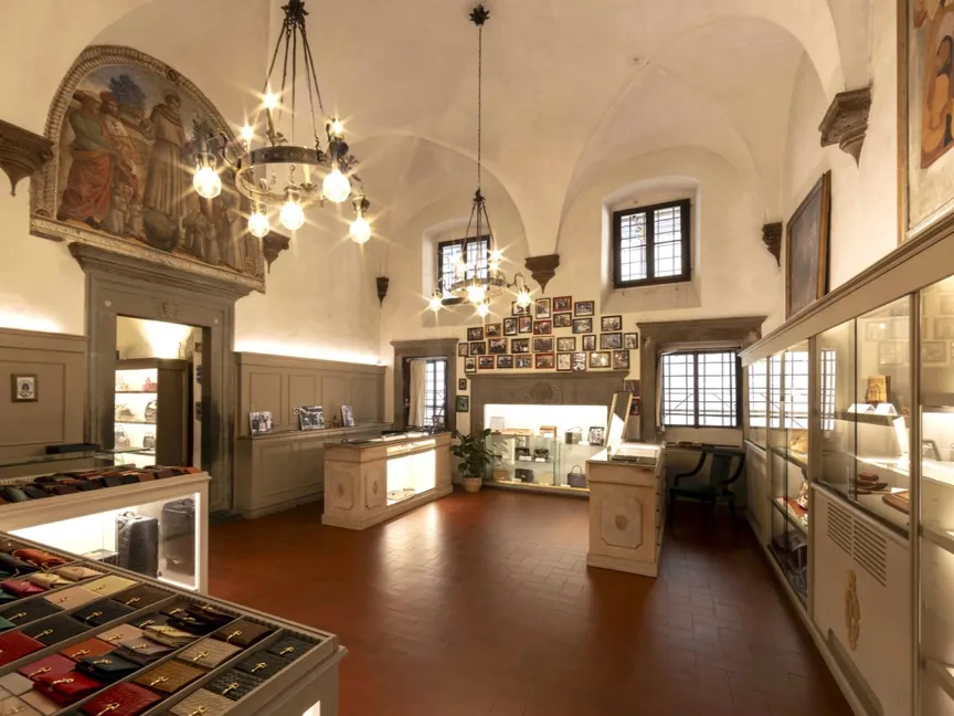 مدرسة الجلد في فلورنسا.. حين تتحوّل الأيدي إلى ذاكرة ومستقبل