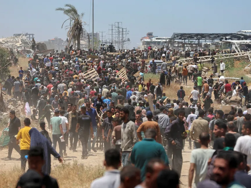 فلسطينيون بالقرب من موقع لمؤسسة غزة الإنسانية، المدعومة من الولايات المتحدة في محاولة للحصول على المساعدات الغذائية، وسط غزة. 29 مايو 2025 - Reuters