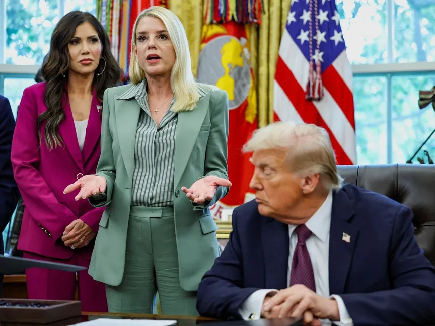 وزيرة العدل الأميركية بام بوندي تتحدث إلى جوار الرئيس دونالد ترمب، 15 سبتمبر 2025 - REUTERS