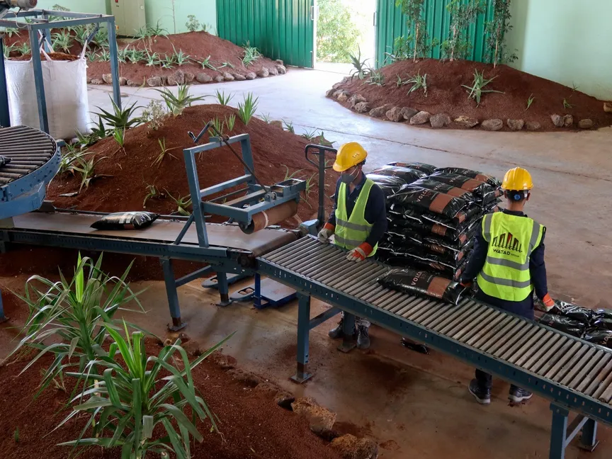 عمال يحزمون أكياساً من التربة البركانية في مصنع بالمفرق في الأردن. 21 مايو 2025 - Reuters