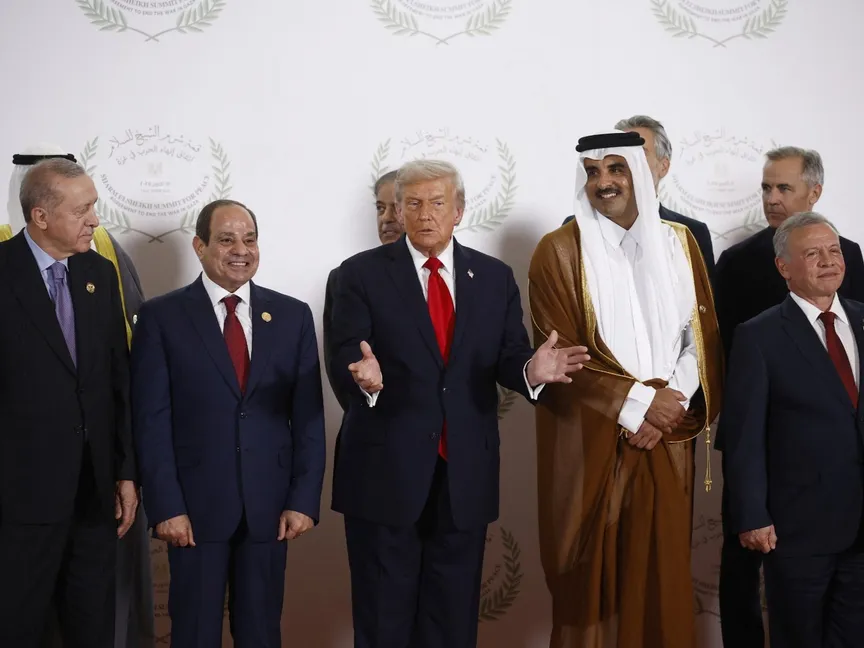 ملك الأردن عبد الله الثاني وأمير قطر الشيخ تميم بن حمد والرئيس الأميركي دونالد ترمب والرئيس المصري عبد الفتاح السيسي والرئيس التركي رجب طيب أردوغان في مؤتمر شرم الشيخ للسلام. 13 أكتوبر 2025 - رويترز