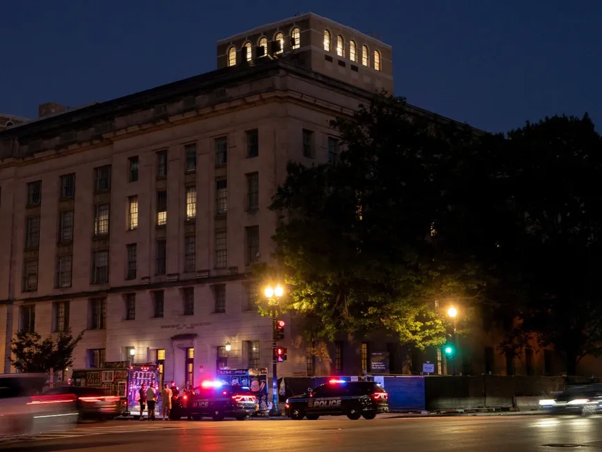 مركبات تابعة لشرطة المتنزهات الأميركية توقف شاحنة بيع طعام عند شارع 14 SW وتقاطع جادة الاستقلال SW، وذلك بعد أن أمر الرئيس الأميركي دونالد ترمب بزيادة الوجود الأمني الفيدرالي في العاصمة واشنطن بسبب معدلات الجريمة. 8 أغسطس 2025 - Reuters