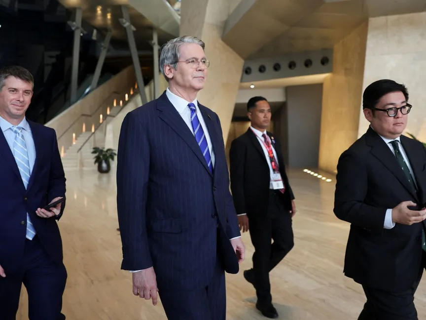 وزير الخزانة الأميركي سكوت بيسنت عقب انتهاء جولة المفاوضات التجارية مع الصين في العاصمة الماليزية كوالالمبور. 26 أكتوبر 2025 - REUTERS