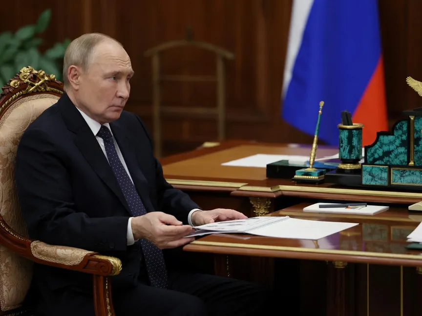 الرئيس الروسي فلاديمير بوتين في اجتماع مع رئيس دائرة الضرائب الفيدرالية دانييل إيجوروف في موسكو. 21 نوفمبر 2024 - REUTERS