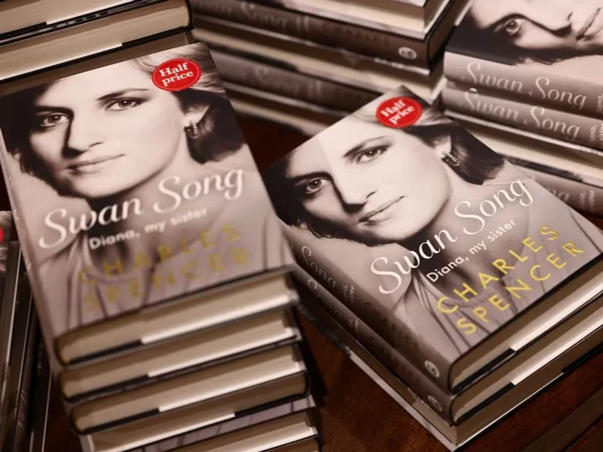 نسخ من كتاب تشارلز سبنسر، شقيق الأميرة ديانا، بعنوان "Swan Song: Diana, My Sister" معروضة في مكتبة ووترستونز في لندن، بريطانيا. 22 سبتمبر 2026 - Reuters
