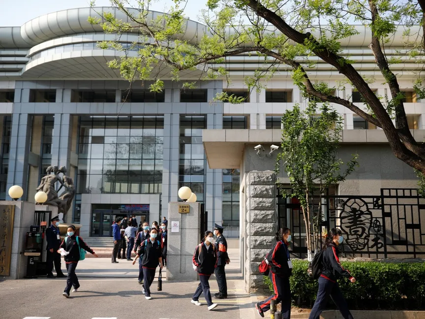 طلاب خارج مدرسة في بكين. 27 أبريل 2020 - Reuters