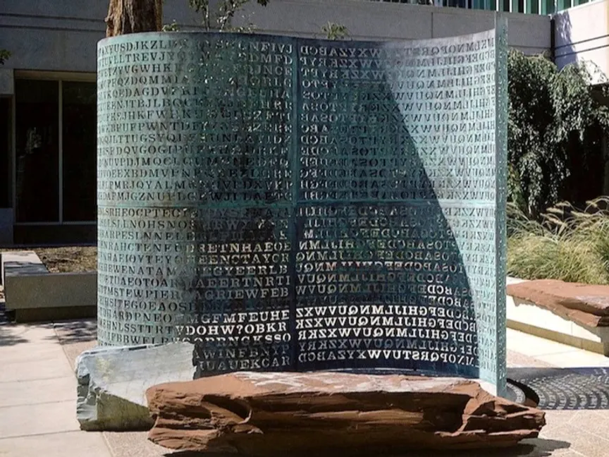 صورة غير مؤرخة لمنحوتة كريبتوس في مقر وكالة الاستخبارات المركزية الأميركية CIA بولاية فرجينيا - wired.com