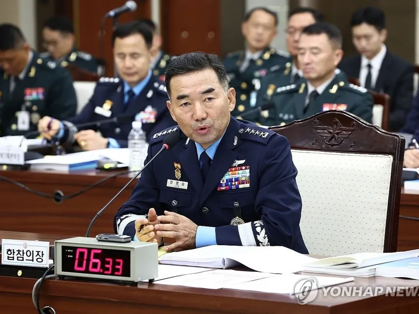 رئيس هيئة الأركان المشتركة في كوريا الجنوبية الجنرال جين يونج سيونج، خلال جلسة تدقيق في الجمعية الوطنية (البرلمان)، سول، كوريا الجنوبية. 14 أكتوبر 2025 - يونهاب