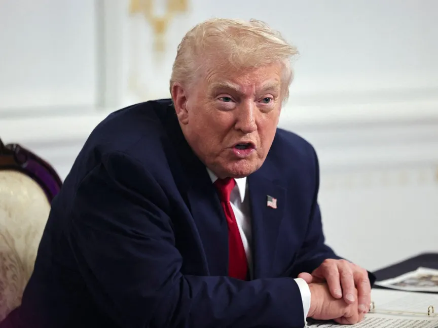 الرئيس الأميركي دونالد ترمب يتحدث مع إعلاميين في بالم بيتش بولاية فلوريدا. 27 نوفمبر 2025 - REUTERS