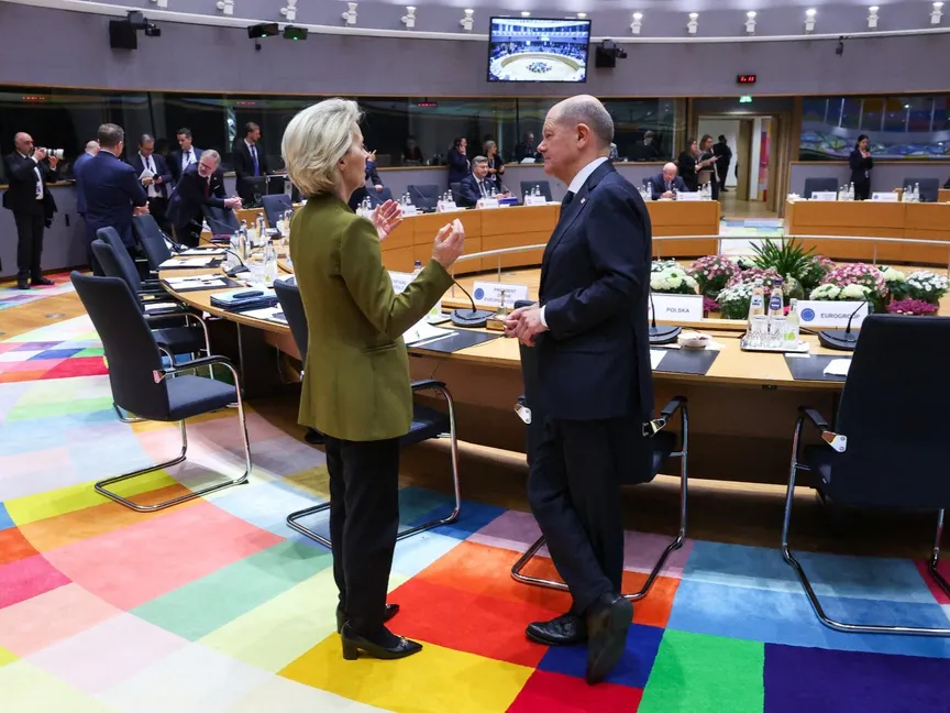 رئيسة المفوضية الأوروبية أورسولا فون دير لاين والمستشار الألماني أولاف شولتز قبل بدء قمة قادة الاتحاد الأوروبي في بروكسل. 20 مارس 2025 - REUTERS