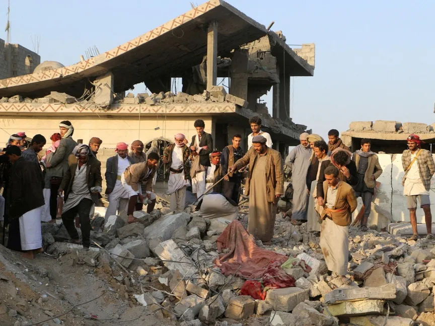 يمنيون يتجمعون على أنقاض منزل دمرته غارة أميركية في محافظة صعدة باليمن. 16 مارس 2025 - REUTERS