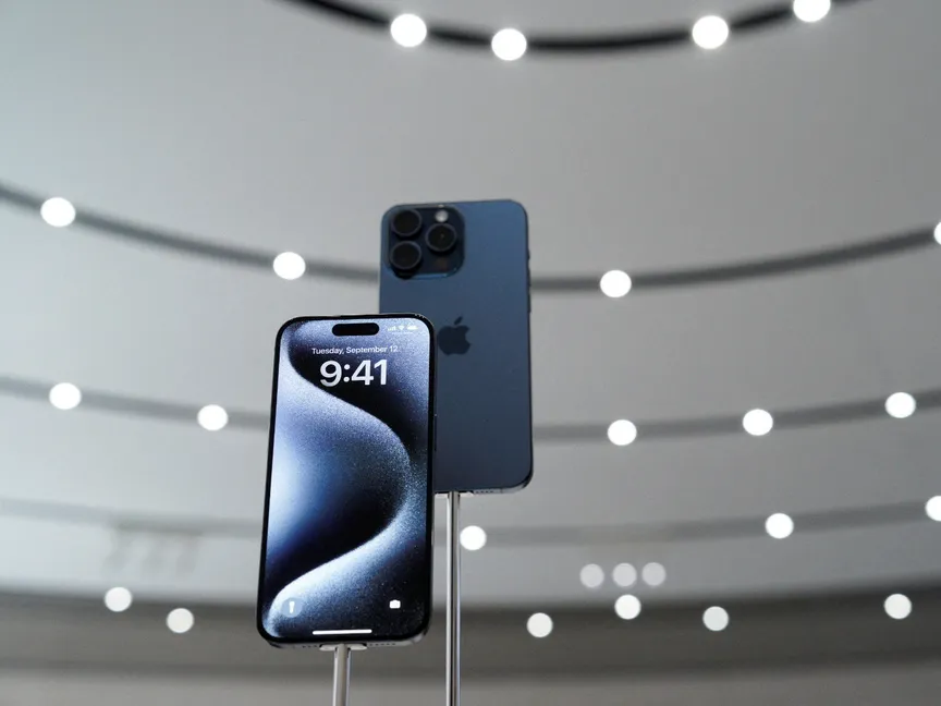 هاتف iPhone 15 Pro خلال عرضه بمقر شركة أبل في كاليفورنيا. 12 سبتمبر 2023 - رويترز