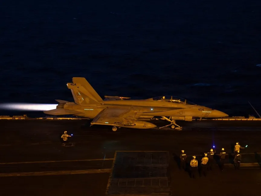 جنود أميركيون يقومون بتدريبات ليلية على متن حاملة الطائرات USS George H. W. Bush قس مكان غير معلوم. 30 مايو 2026 - CENTCOM