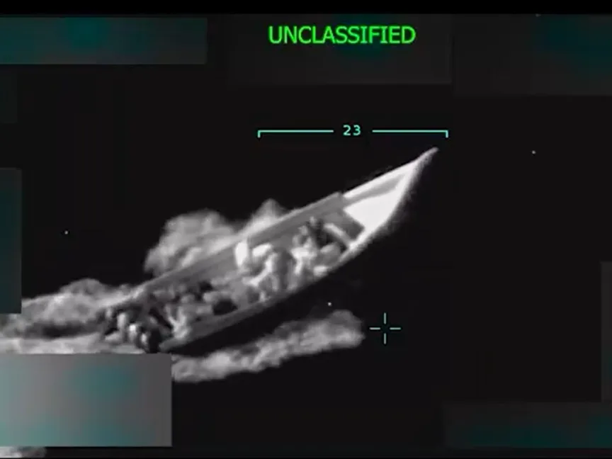 لقطة نشرها وزير الدفاع الأميركي لقارب تهريب مخدرات قبل استهدافه قبالة فنزويلا. 2 سبتمبر 2025 - @PeteHegseth
