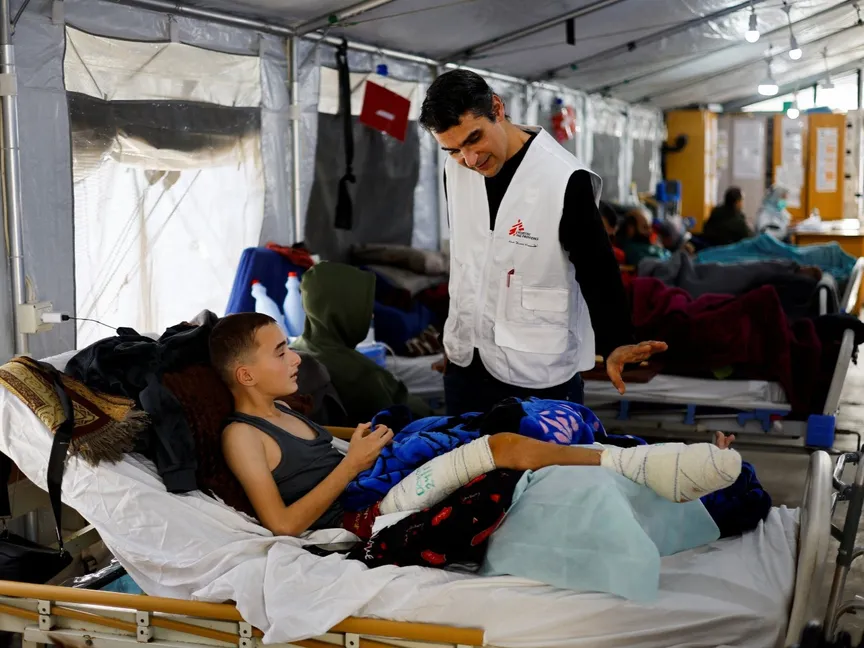 فلسطيني من قطاع غزة في مستشفى تابع لمنظمة أطباء بلا حدود وسط نقص حاد في المعدات الطبية والأدوية بمدينة الزوايدة وسط قطاع غزة. 26 يناير 2026 - reuters