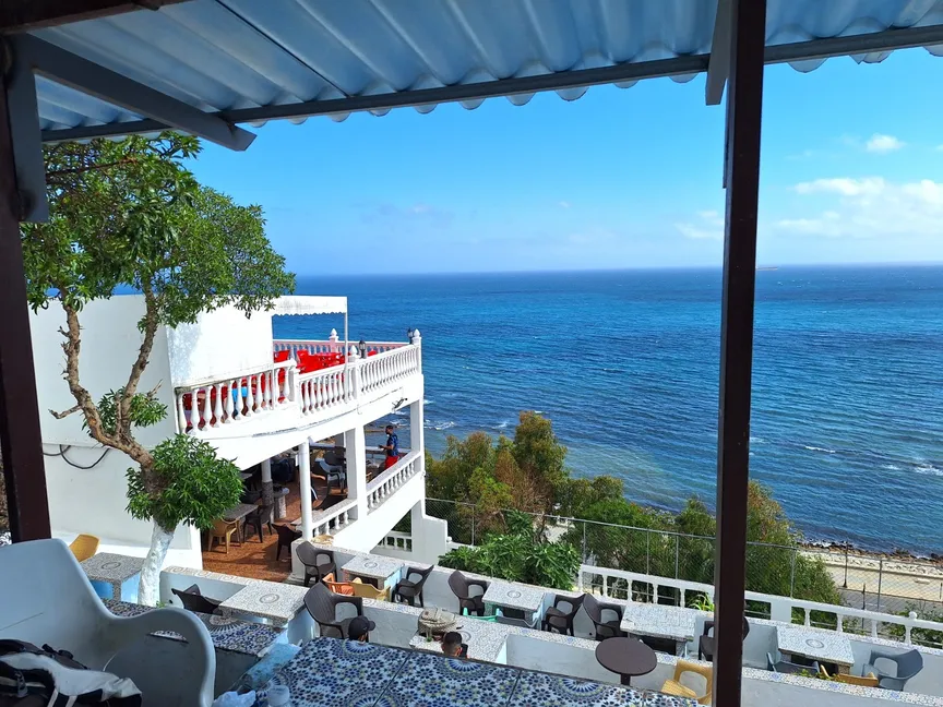 مقهى الحافة في طنجة. 26 يوليو 2025 - الشرق