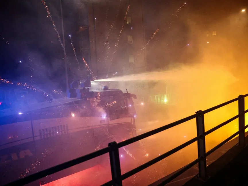 إيطاليا.. مدافع المياه لتفريق محتجين هاجموا الشرطة في ميلانو