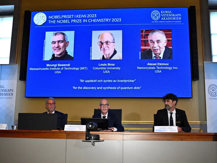 أعضاء بالهيئة المانحة لجائزة نوبل في الكيمياء يعلنون فوز العلماء مونجي جي. باوندي ولويس إي. بروس وأليكسي آي. إكيموف بالجائزة في ستوكهولهم. 4 أكتوبر 2023. - Reuters