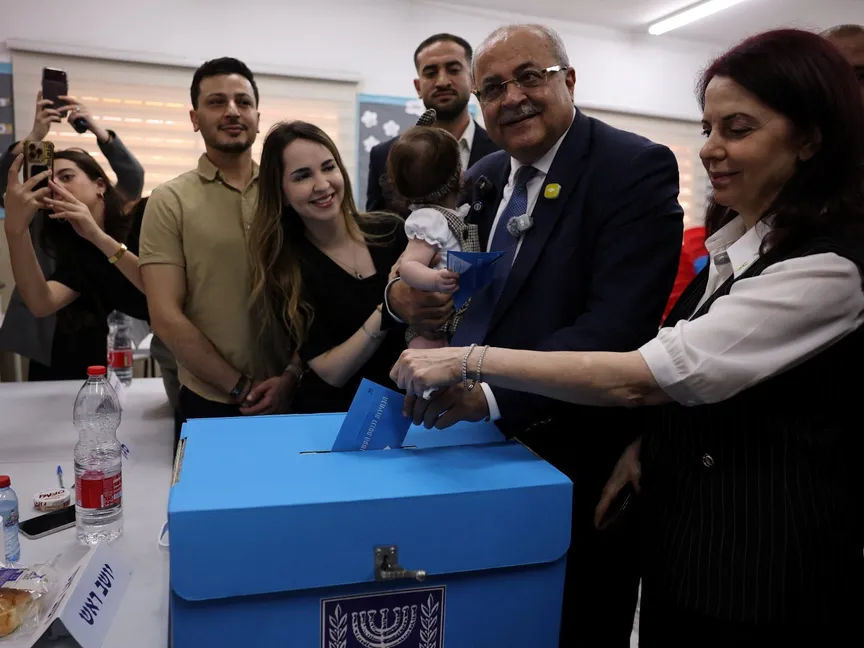 المرشح الفلسطيني أحمد الطيبي من "القائمة العربية المشتركة" يدلي بصوته في الانتخابات مع عائلته في شمال إسرائيل. 27 أكتوبر 2026 - Reuters