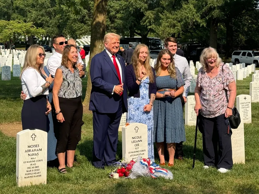 الرئيس الأميركي السابق دونالد ترمب يلتقط صورة في منطقة محظورة من مقبرة أرلينجتون العسكرية بولاية فيرجينيا. 26 أغسطس 2024 - @CLewandowski_