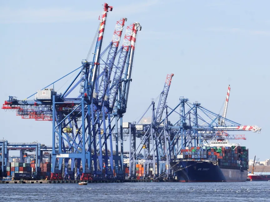 سفينة حاويات في قناة السويس بالقرب من مدينة ميناء الإسماعيلية شمال شرق القاهرة، مصر، 5 مارس 2021 - Reuters