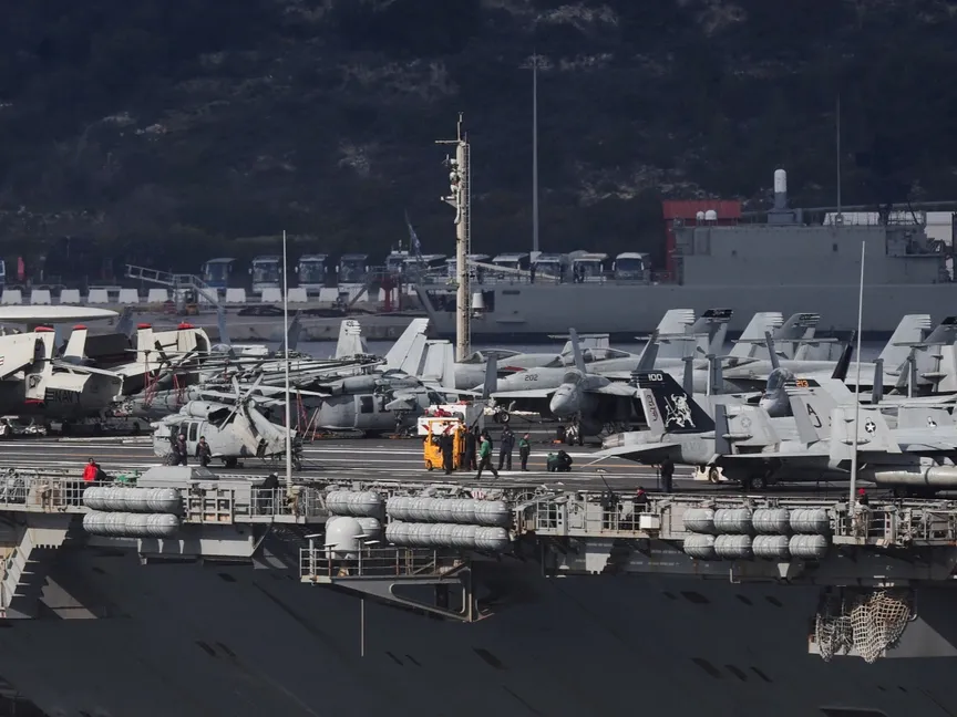 حاملة الطائرات "يو إس إس جيرالد فورد" أثناء وصولها إلى خليج سودا في جزيرة كريت باليونان. 23 فبراير 2026 - Reuters