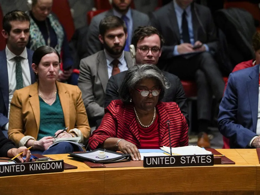 السفيرة الأميركية لدى الأمم المتحدة ليندا توماس جرينفيلد خلال تصويت في مقر مجلس الأمن بنيويورك بشأن وصول مساعدات إلى قطاع غزة- 22 ديسمبر 2023 - Reuters