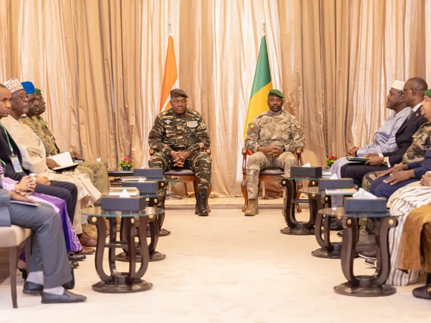 رئيس المجلس الانتقالي في النيجر الجنرال عبد الرحمن ونظيره المالي الكولونيل أسيمي غويتا. 23 نوفمبر 2023. - الرئاسة المالية.