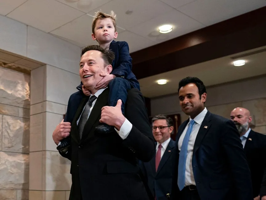 إيلون ماسك الرئيس التنفيذي لشركة تسلا وفيفيك راماسوامي رئيس شركة سترايف لإدارة الأصول الرئيسان المشاركان لوزارة (كفاءة الحكومة) الجديدة قبل اجتماع في الكابيتول بالعاصمة واشنطن. 5 ديسمبر 2024 - Bloomberg