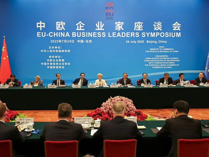 رئيس الوزراء الصيني لي تشيانج ورئيسة المفوضية الأوروبية أورسولا فون دير لاين خلال ندوة قادة الأعمال، في القمة 25 بين الاتحاد الأوروبي والصين، قاعة الشعب الكبرى، بكين، الصين، 24 يوليو 2025. - via REUTERS