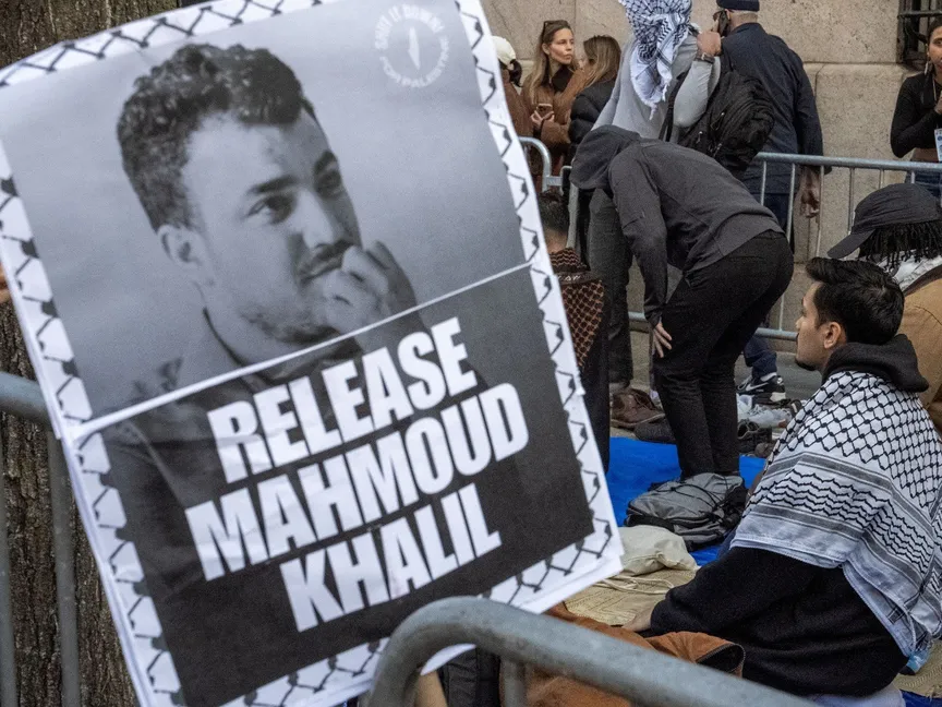 متظاهرون خارج الحرم الجامعي الرئيسي لجامعة كولومبيا للتنديد باعتقال الطالب محمود خليل الناشط المؤيد للفلسطينيين. الولايات المتحدة. 14 مارس 2025 - reuters